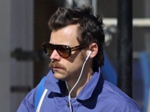 Harry Styles e il video dei baci a una donna misteriosa a Glastonbury: &#8220;Aveva occhi solo per lei&#8221;