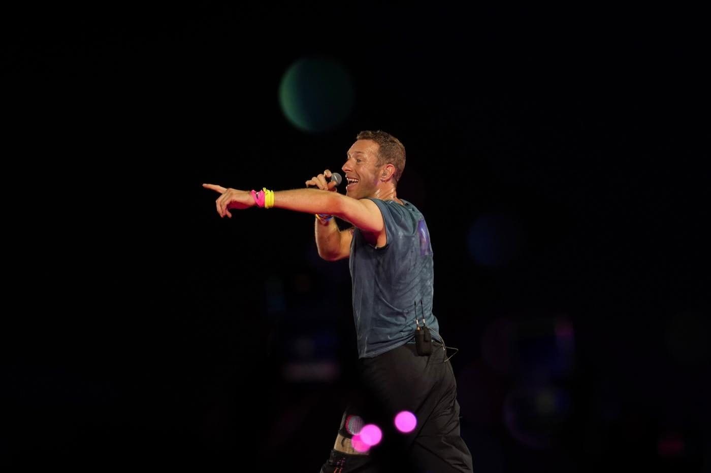 Chris Martin non trattiene una battuta sul caso kiss cam: "Se dovete nascondervi, fatelo ora"