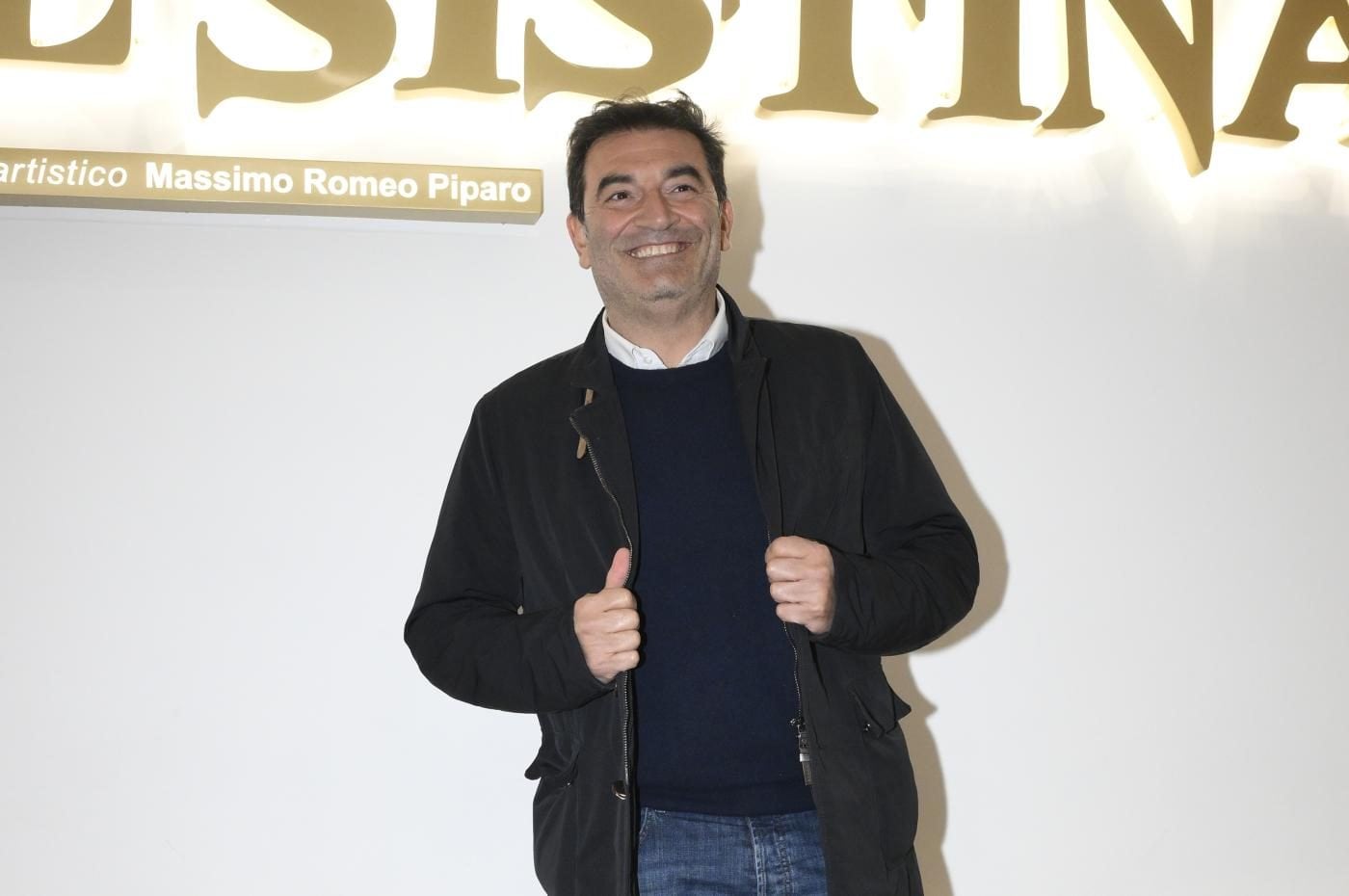 "Max Giusti deve diventare un volto Mediaset", sarà conduttore di Scherzi a Parte e Il club dell'1%