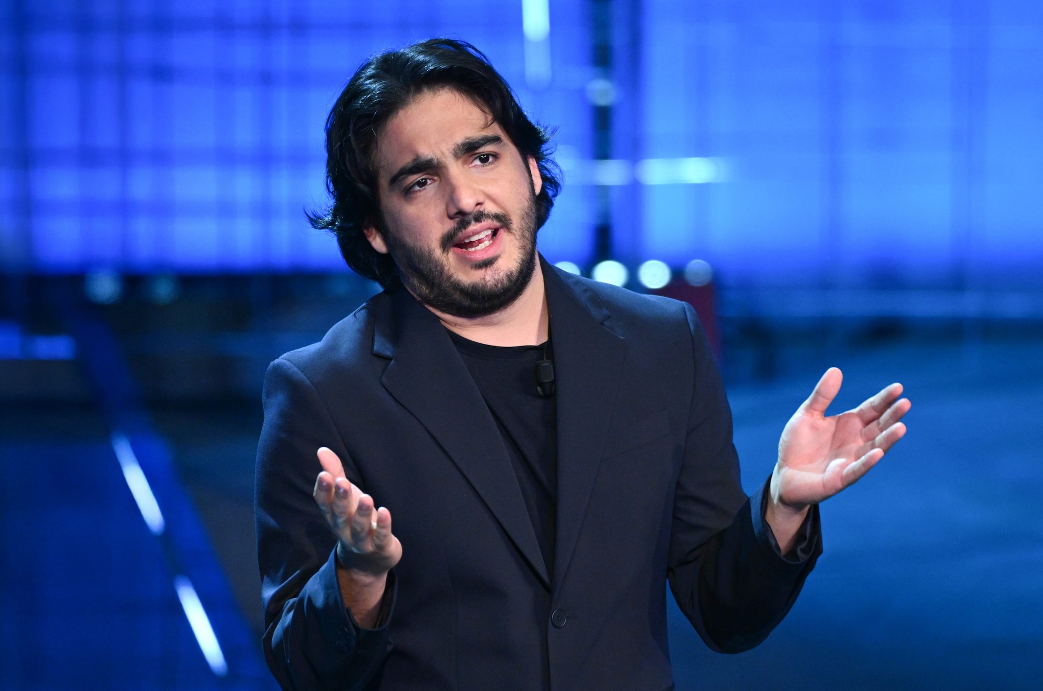 Max Working- Lavori in corso, su Italia 1 il nuovo show di Max Angioni che racconta il mondo del lavoro