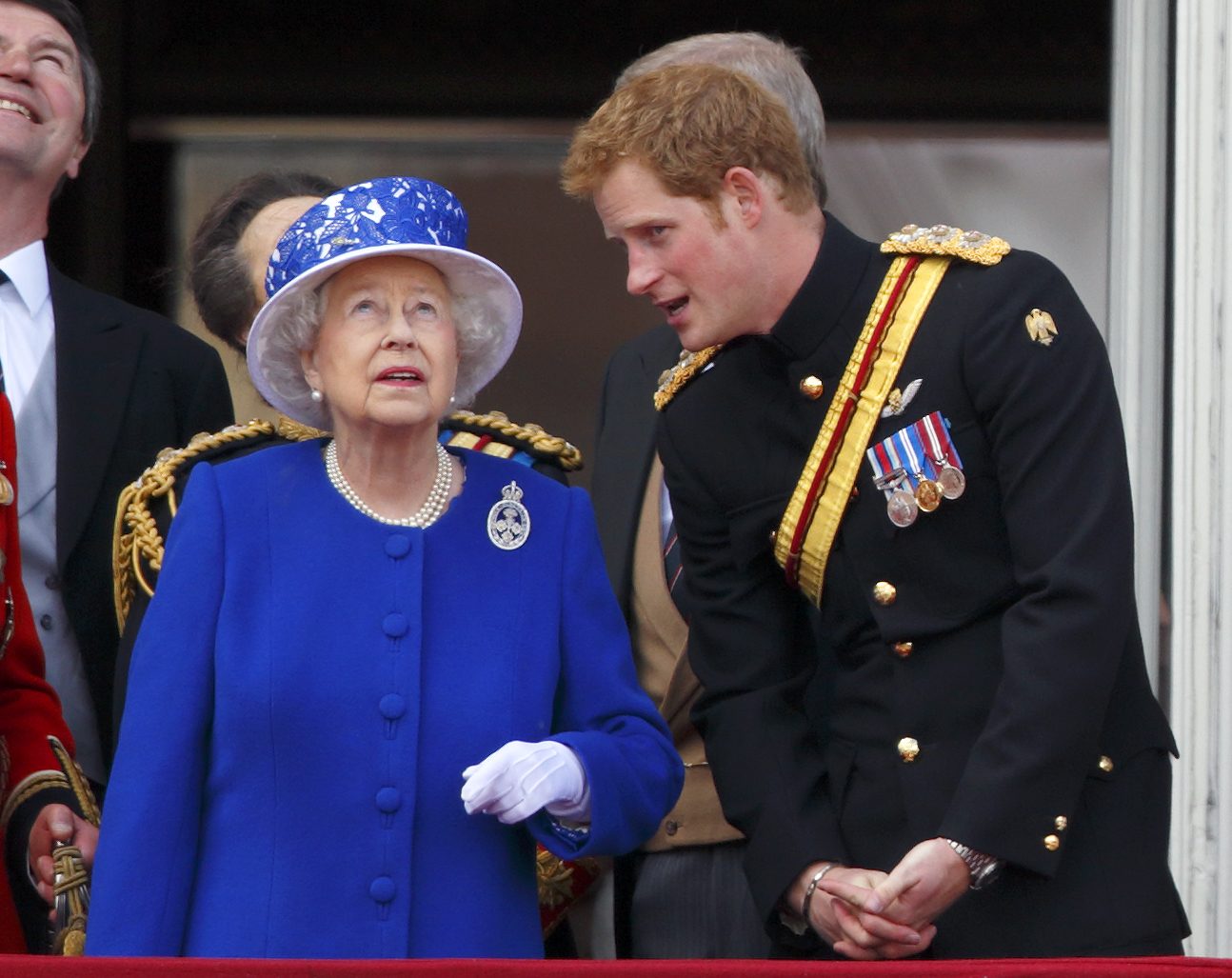 Il rapporto tra Harry e la regina Elisabetta, il retroscena: "Lui è stato maleducato, la sovrana era preoccupata"