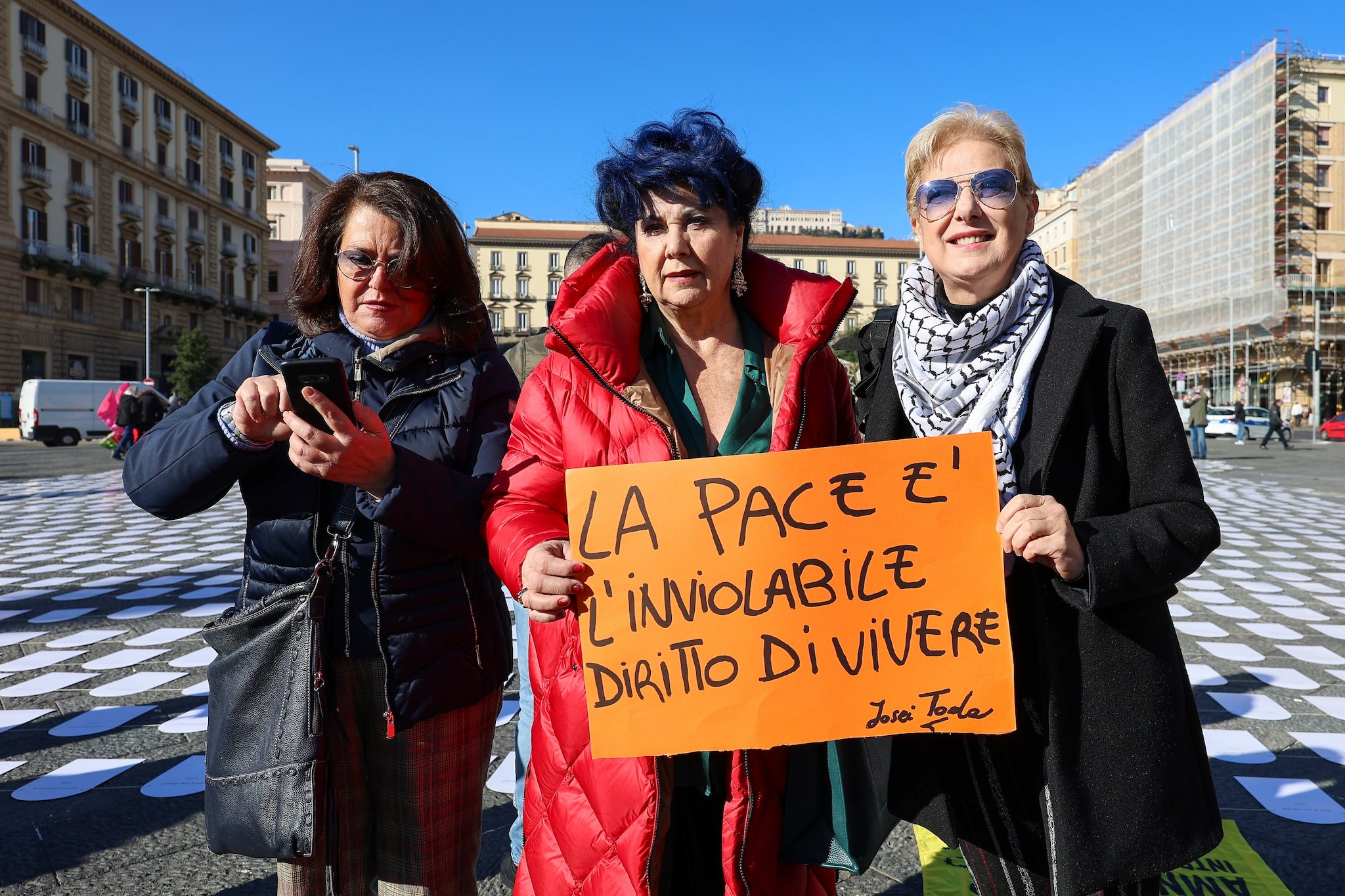 Marisa Laurito impegnata in una manifestazione per la pace.