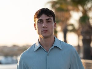 Matteo Paolillo ha una nuova fidanzata, gli abbracci e i baci al mare in Costiera: “Non riescono a stare lontani”