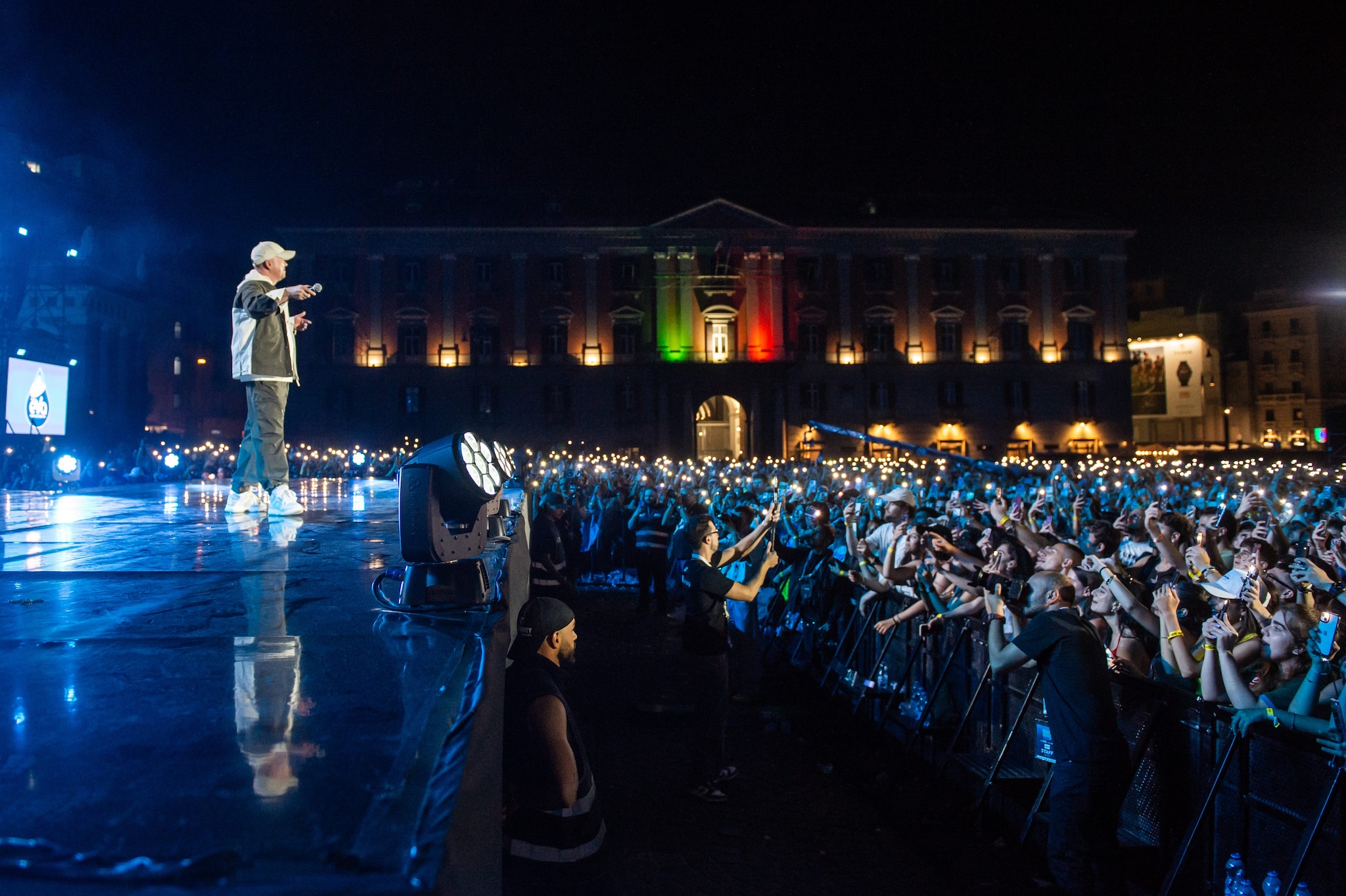 Gigi D’Alessio si esibisce in Piazza Plebiscito a Napoli