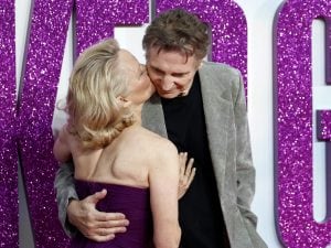 Tenerezze sul red carpet tra Liam Neeson e Pamela Anderson, l’attore aveva detto: “Sono follemente innamorato di lei”