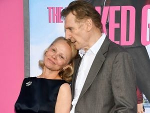&#8220;Pamela Anderson e Liam Neeson stanno insieme&#8221;, la conferma della storia d&#8217;amore nata sul set