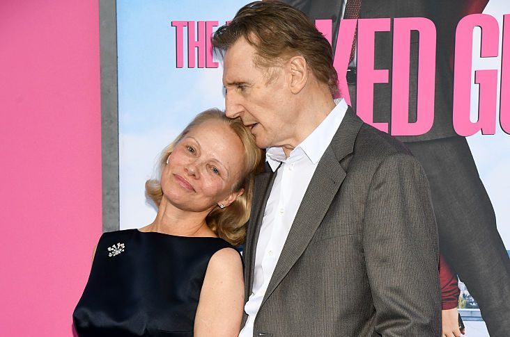 "Pamela Anderson e Liam Neeson stanno insieme", la conferma della storia d'amore nata sul set