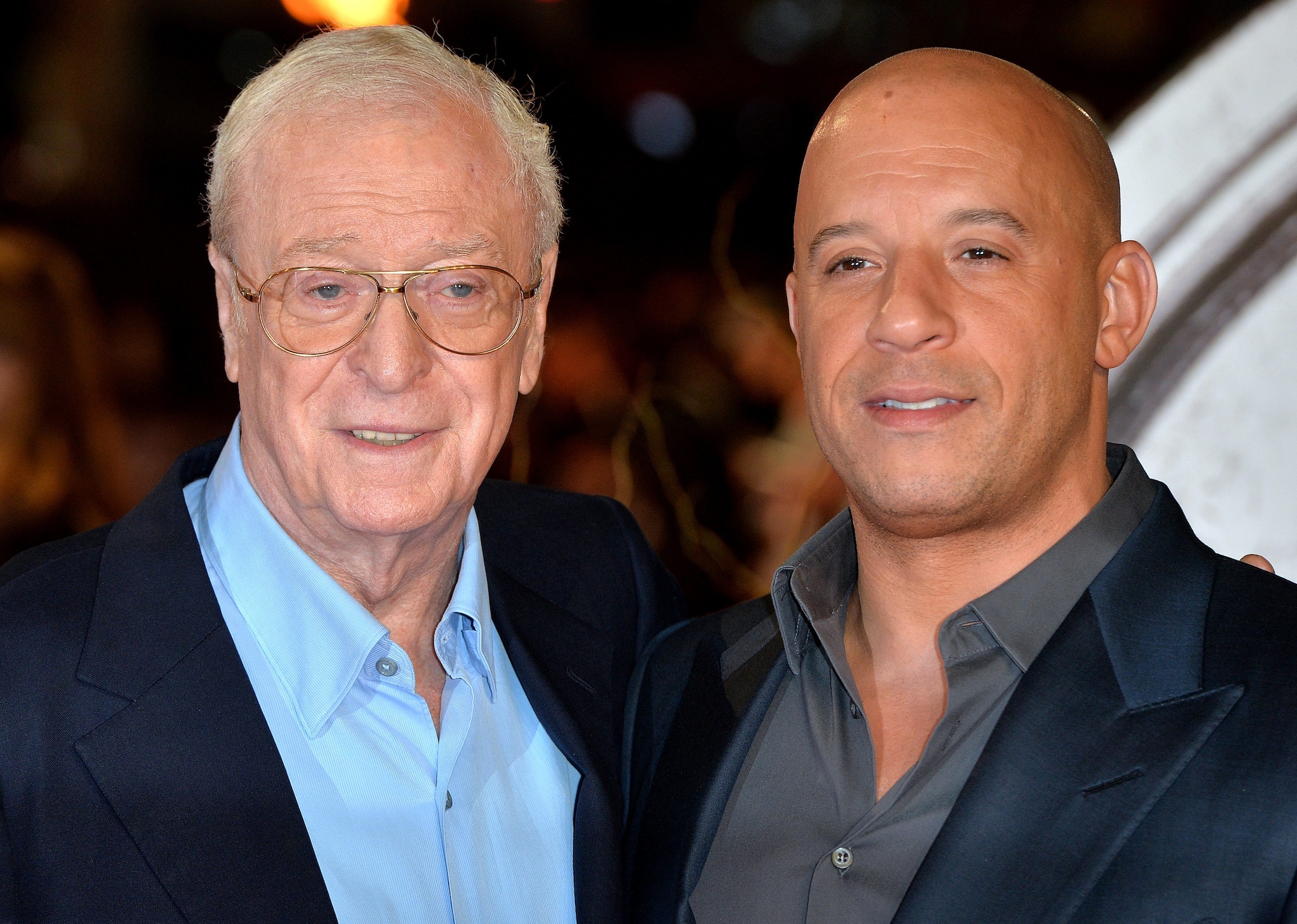Michael Caine riappare in pubblico due anni dopo l'addio al cinema: la foto in sedia a rotelle con Vin Diesel