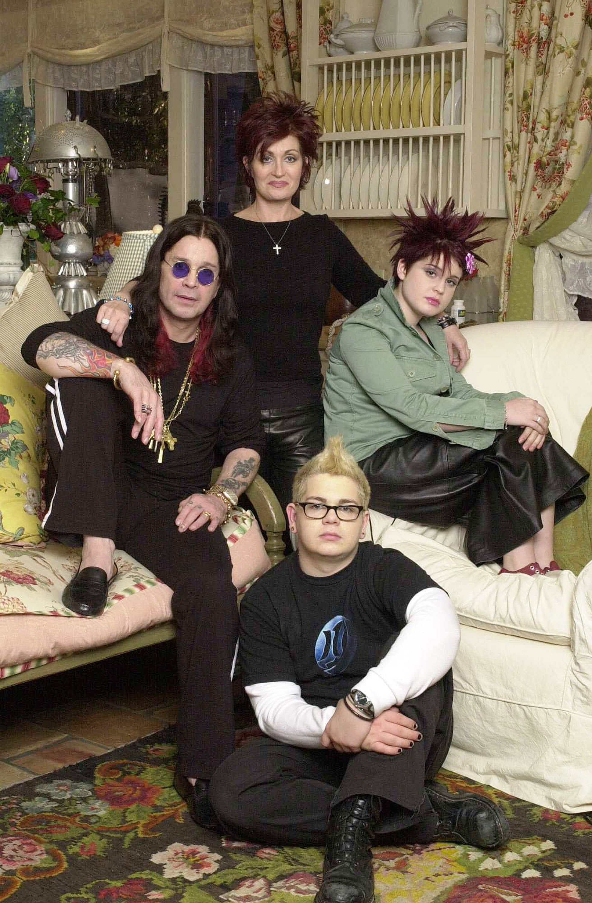 Ozzy, Sharon, Jack e Kelly Osbourne in uno scatto promozionale per The Osbournes, il reality di MTV andato in onda dal 2002.