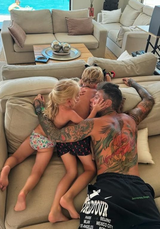 Fedez con i figli Leone e Vittoria, fonte Instagram