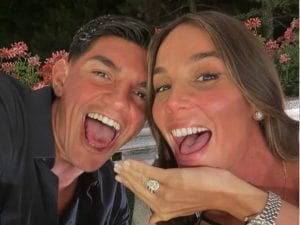 Paola Di Benedetto si sposa con Raoul Bellanova, la foto dopo la proposta di matrimonio: “Mille volte sì”