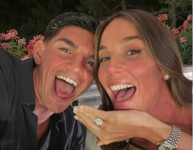 Paola Di Benedetto si sposa con Raoul Bellanova, la foto dopo la proposta di matrimonio: "Mille volte sì"