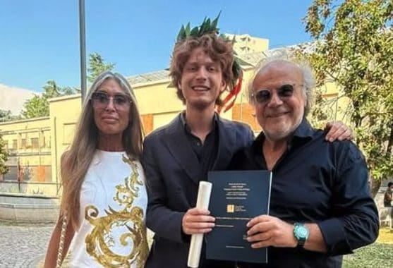 Johnny Calà si è laureato in cinema, le foto in famiglia con il padre Jerry e la mamma Bettina Castoldi