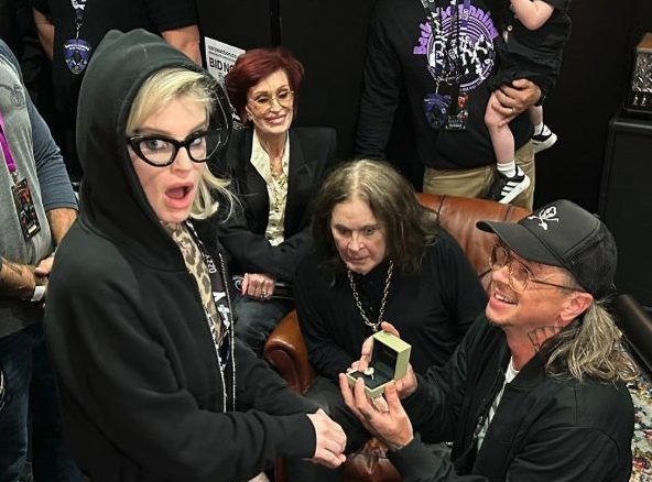 Kelly Osbourne si sposa, la proposta durante il concerto di addio del padre Ozzy: il video della sorpresa