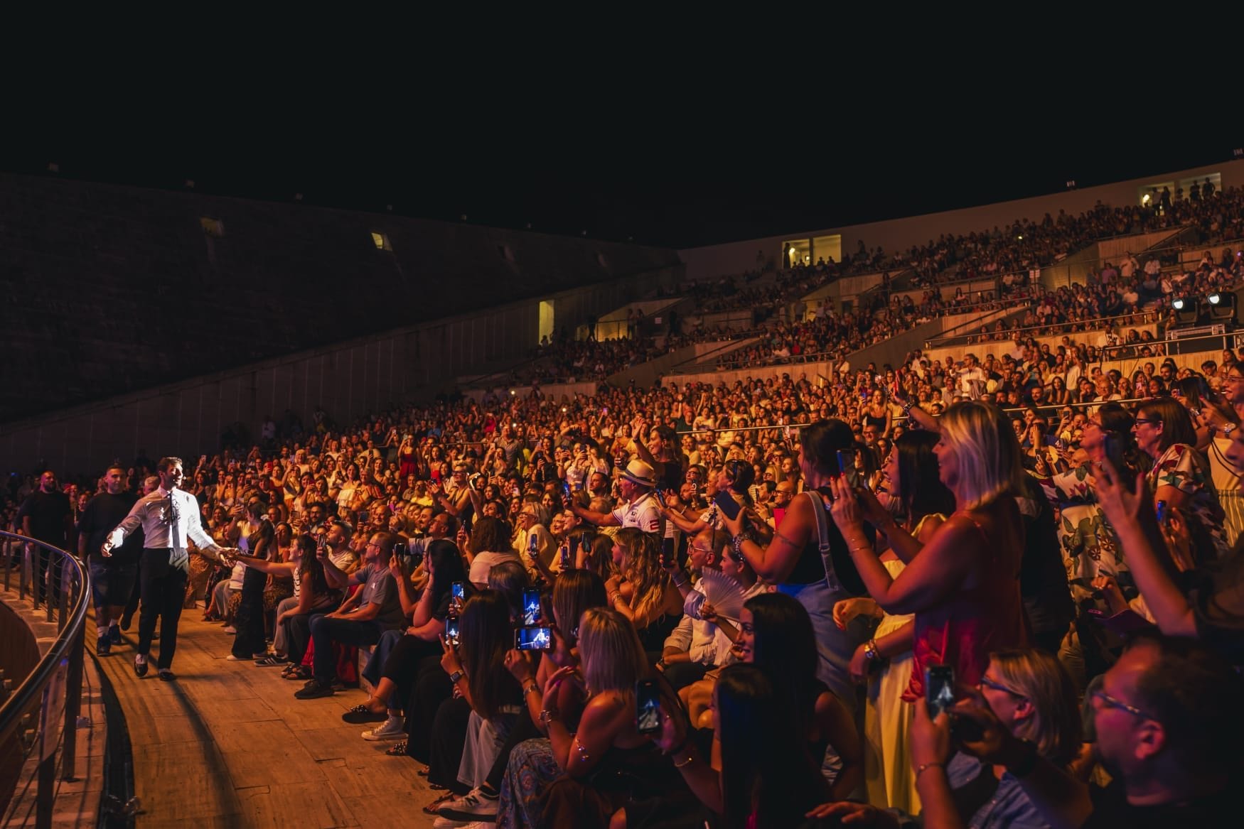 Stefano De Martino scende tra il pubblico dell’Arena Flegrea (Ph. Lorenzo Montanelli)