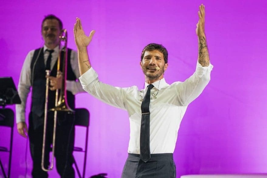 Stefano De Martino sul figlio Santiago: “Gli asini mettono al mondo cavalli da corsa”, lo show in arena non è un pacco