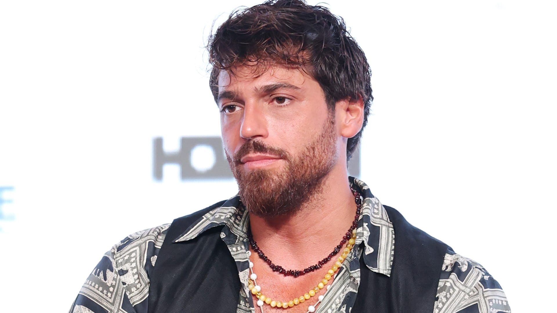 Can Yaman perde la pazienza contro i fan ossessivi: "Mi fate paura, attaccate le persone intorno a me"