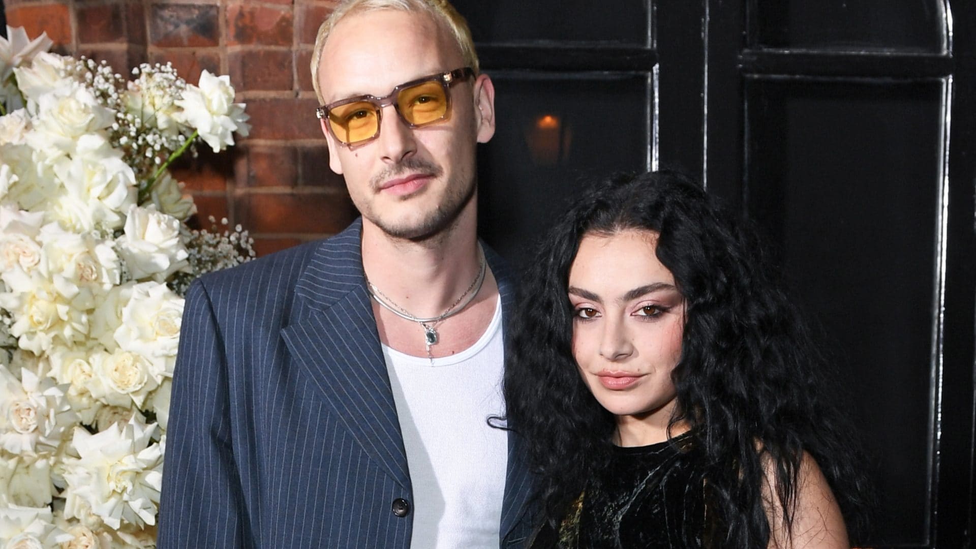 Charli XCX si è sposata con George Daniel: "La festa di matrimonio sarà in Sicilia, budget a sei zeri"