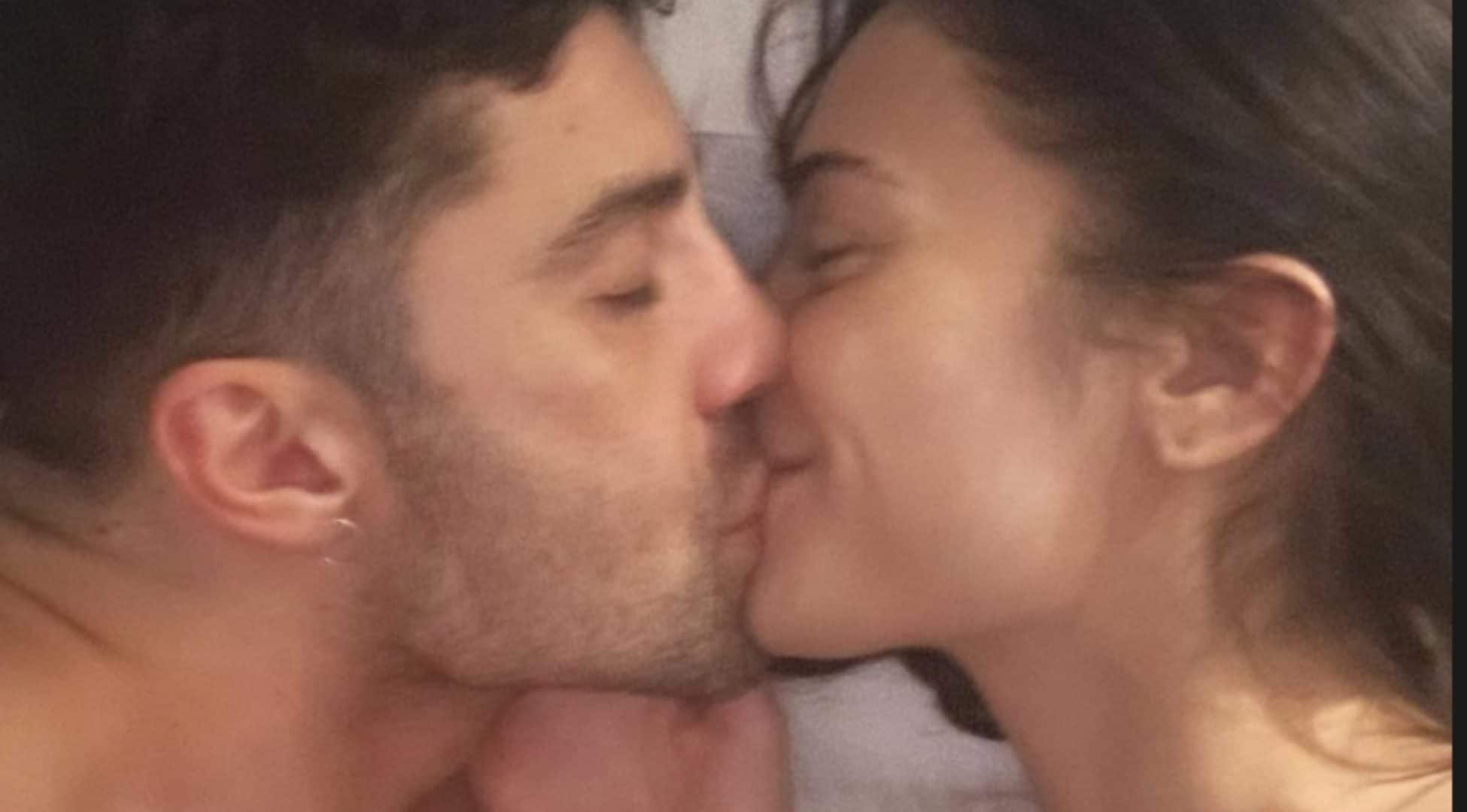Elodie e Andrea Iannone si baciano a letto: la foto che allontana le voci di crisi