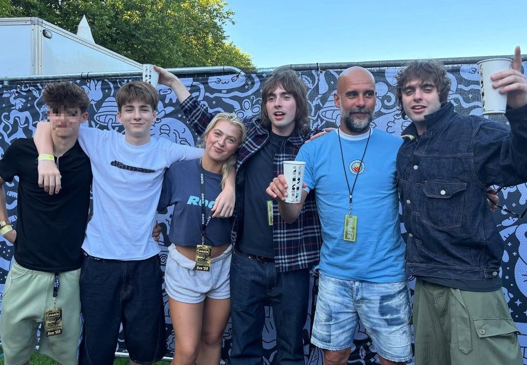 I figli di Liam e Noel Gallagher insieme sul palco a Manchester: “Questa è la foto del secolo”