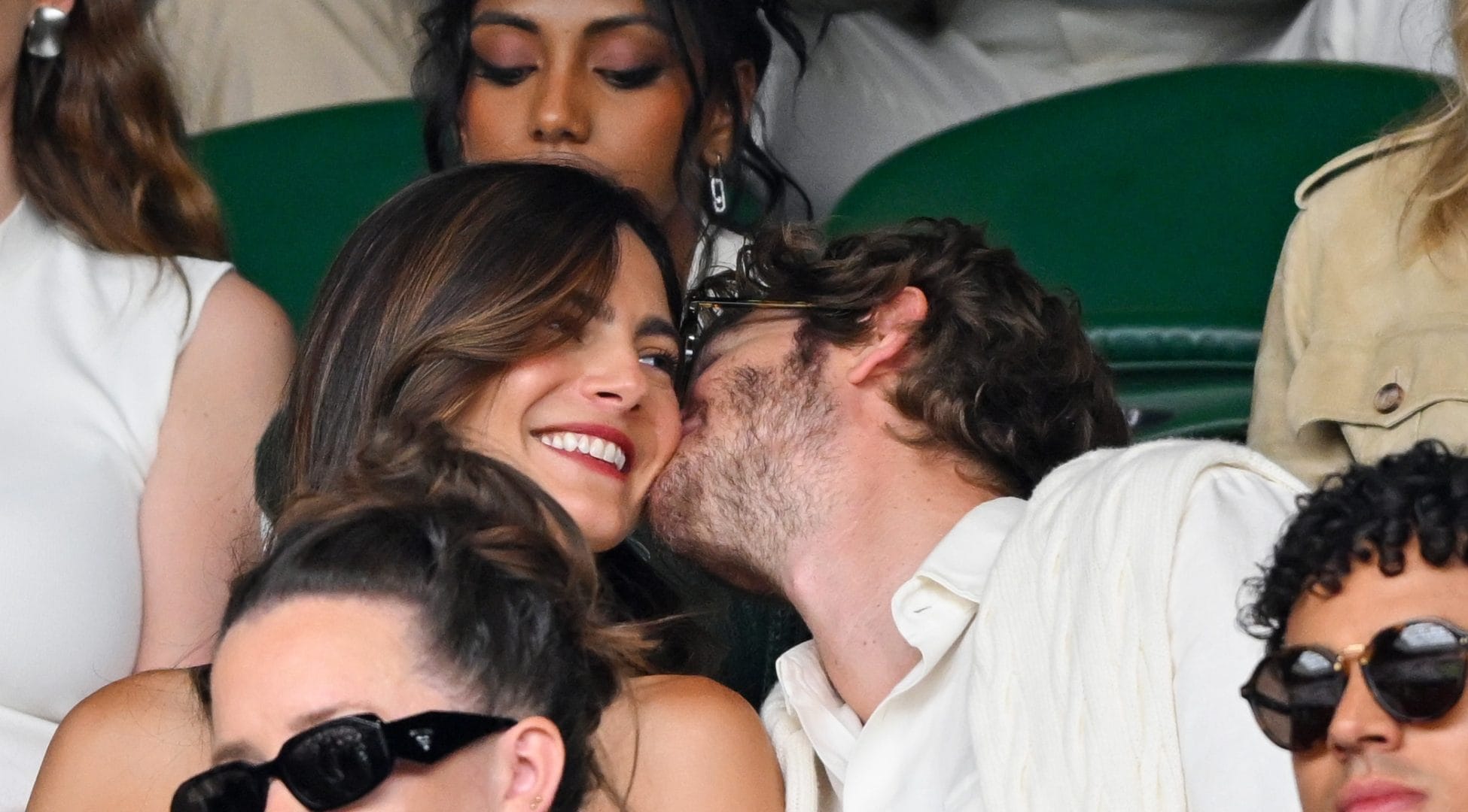 Andrew Garfield e Monica Barbaro: è amore ufficiale tra baci e tenerezze a Wimbledon