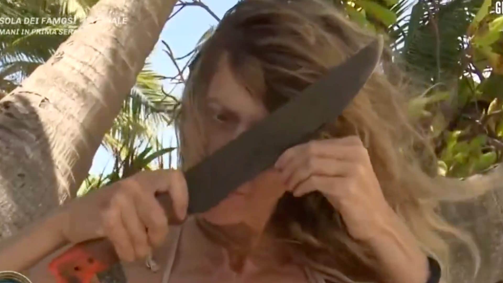 Loredana Cannata si taglia i capelli con un machete all'Isola dei Famosi: "Mi preparo per la finale"