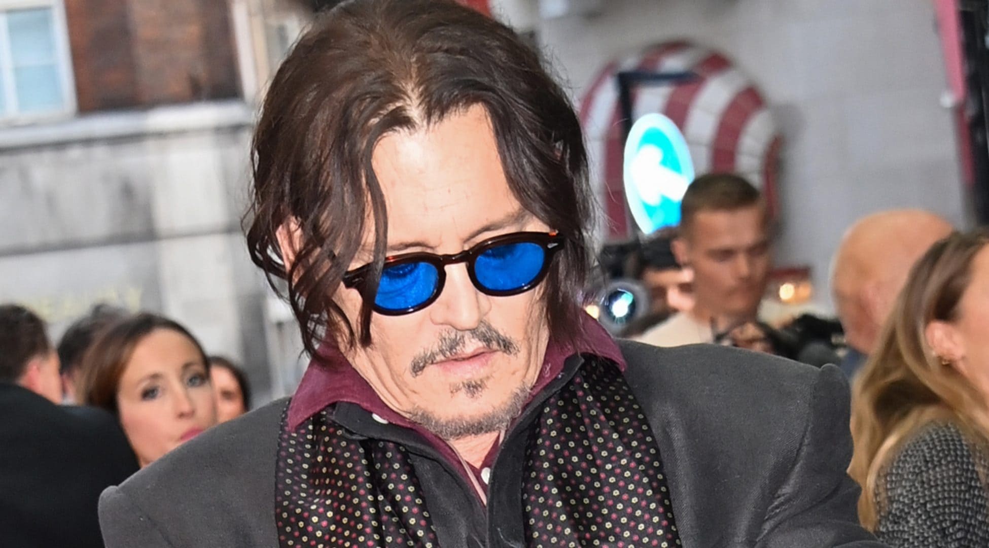 Johnny Depp ha parlato degli abusi di sua madre: "Mi picchiava con bastoni e posacenere"