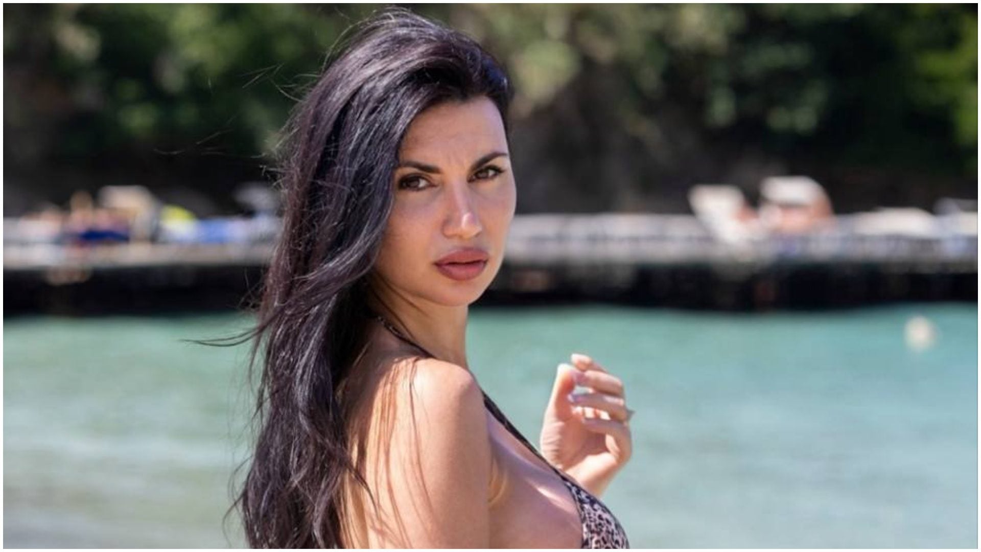 Manuela Carriero insultata per la foto in bikini, la replica al body shaming: "Mi piaccio con smagliature e c**o flaccido"