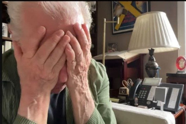 Martin Scorsese emozionato per la nomination agli Emmy come attore, la foto del momento condivisa dalla figlia