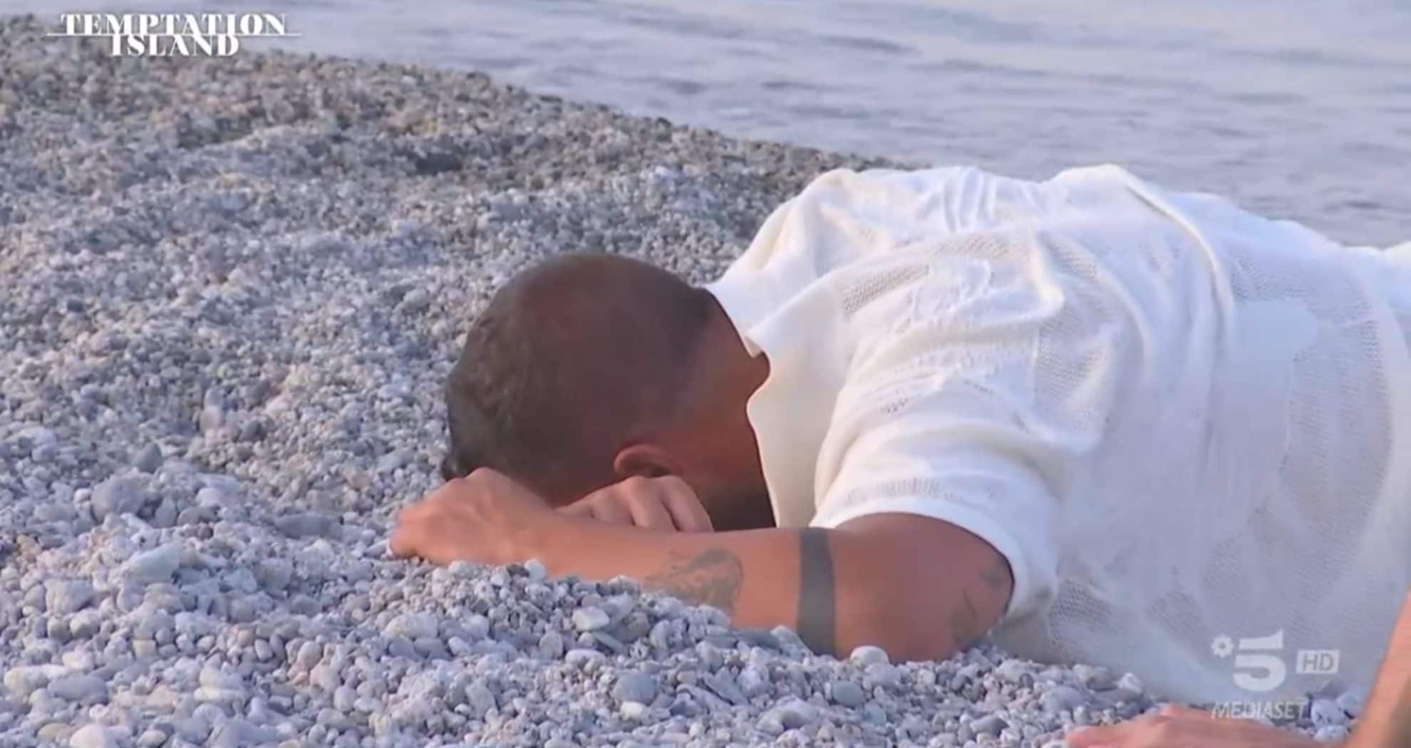 La richiesta di falò di Antonio a Temptation Island è una sceneggiata: per 2 volte l'ha chiesto, poi ha ritrattato