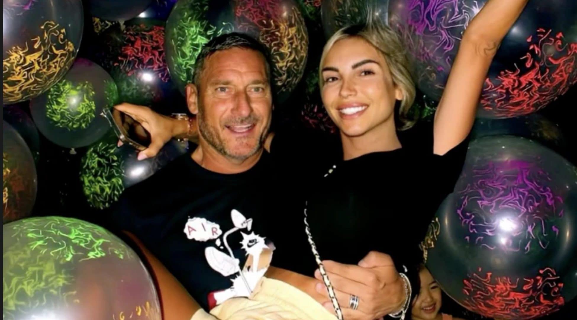 Francesco Totti con Noemi Bocchi e i loro figli a Singapore: vacanze in famiglia ma per le foto posano separati