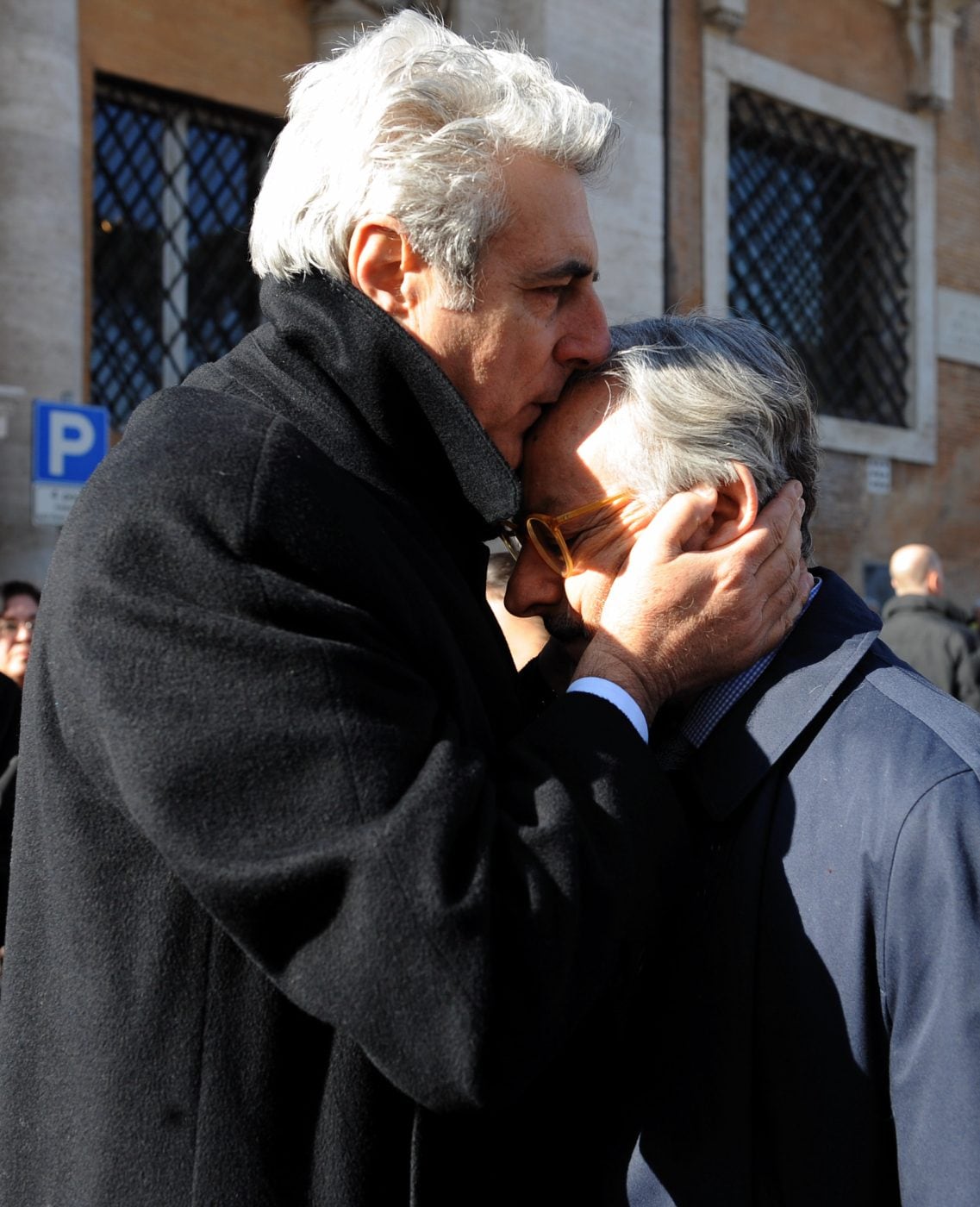 Funerale Oreste Lionello, nella foto: Martufello abbraccia Leo Gullotta