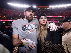 Chi è Travis Kelce, il futuro marito di Taylor Swift e campione di football americano