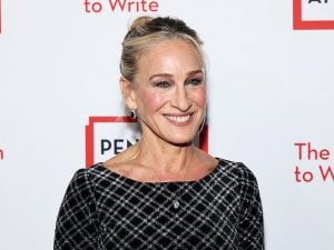 Sarah Jessica Parker giurata del premio Booker Prize accusata di favoritismi: &#8220;Che c&#8217;entra una diva di Hollywood?&#8221;