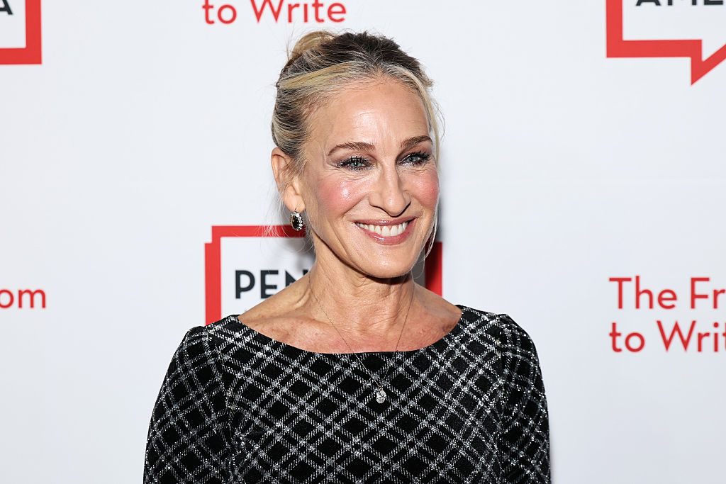 Sarah Jessica Parker giurata del premio Booker Prize accusata di favoritismi: "Che c'entra una diva di Hollywood?"