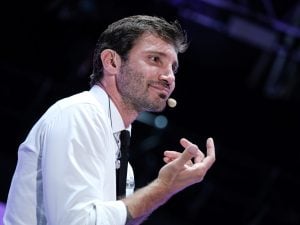 Stefano De Martino torna in scena dopo il caso del video intimo con Caroline Tronelli