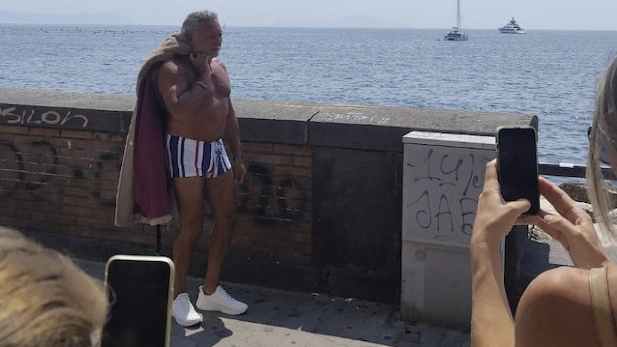 Francesco Paolantoni in pelliccia sul lungomare di Napoli per mantenere la scommessa fatta – ph via X