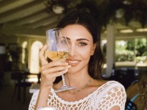 Belen Rodriguez furiosa, tira patatine ai ragazzi che la filmano mentre balla in un ristorante