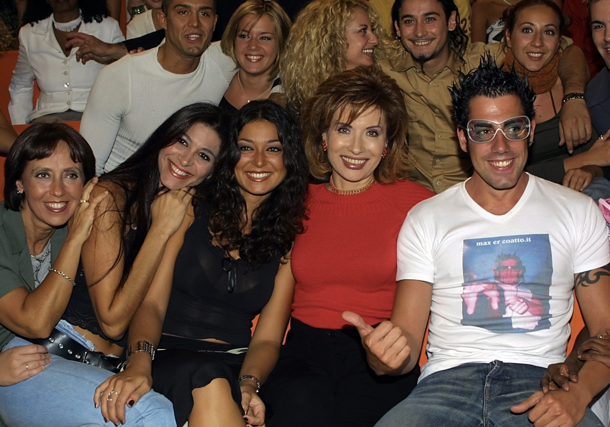 Alda D’Eusanio tra il suo pubblico durante "Al posto tuo" (2002)
