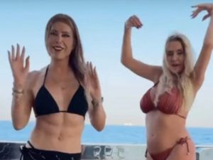 Genny Urtis e Valeria Marini ballano su uno yacht sulle note di &#8220;Baci stellari&#8221;: il video è virale