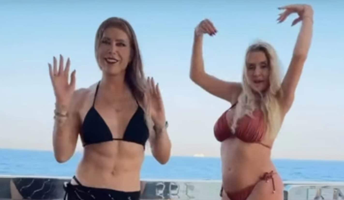 Genny Urtis e Valeria Marini ballano su uno yacht sulle note di "Baci stellari": il video è virale