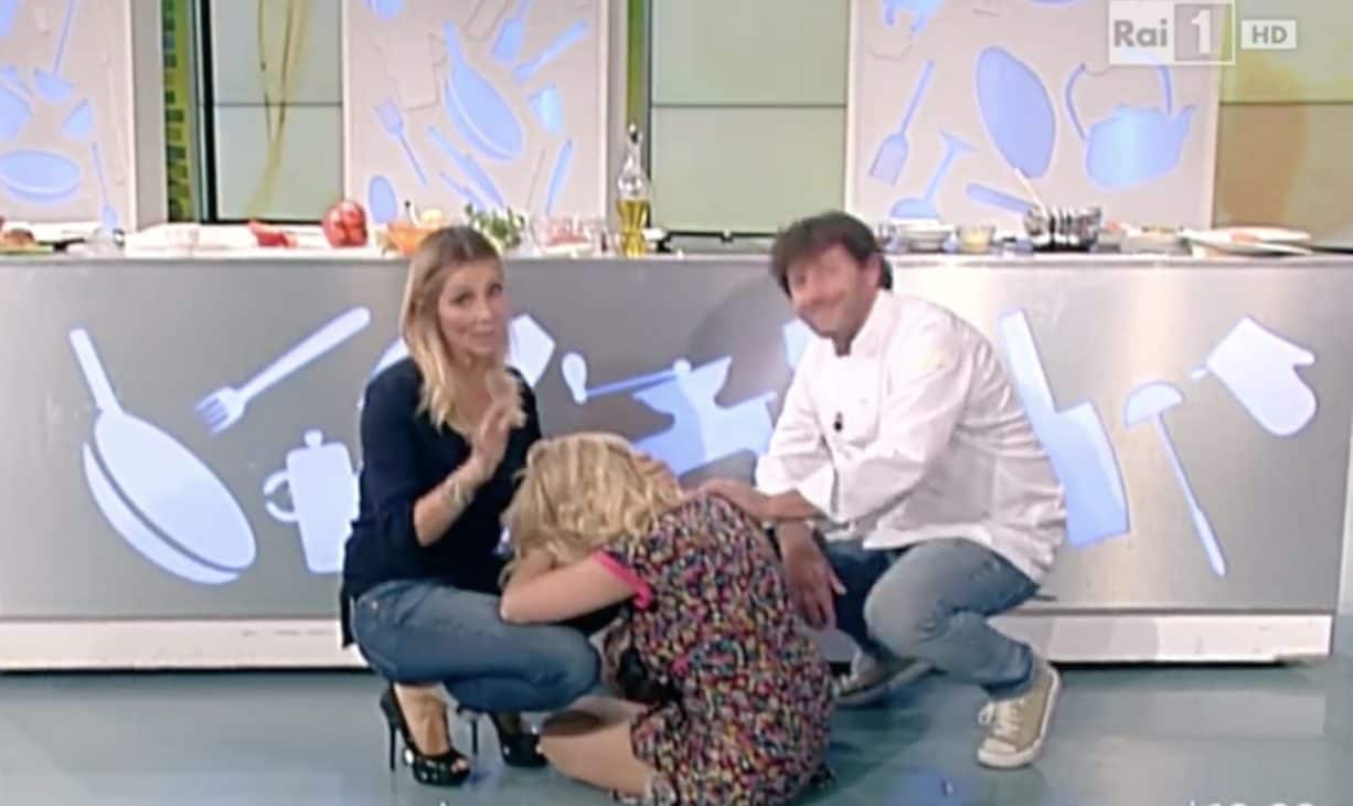 Lisa Fusco a Mezzogiorno Italiano soccorsa da Arianna Ciampoli dopo la spaccata.