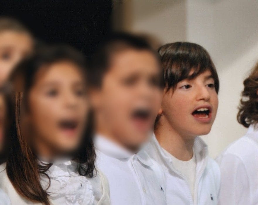 Marco Briano da bambino durante una sessione di canto