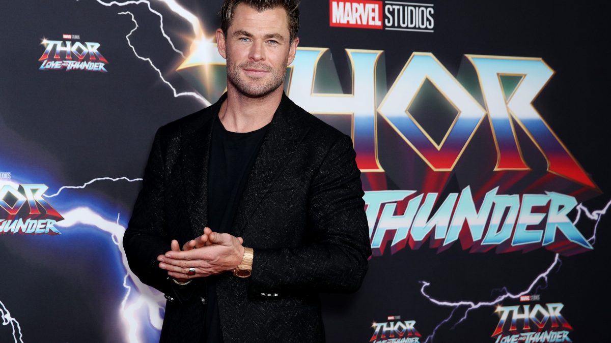 Chris Hemsworth, il volto di Thor nell’universo cinematografico Marvel, sta per tornare single