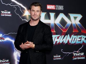 Chris Hemsworth sta per tornare single ed è in Europa: le nuove indiscrezioni sul divorzio di Thor