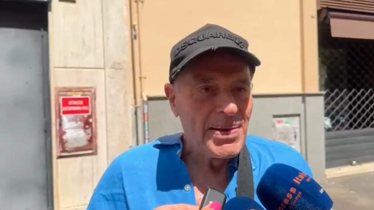 Edoardo Vianello all’uscita della camera ardente allestita per Pippo Baudo