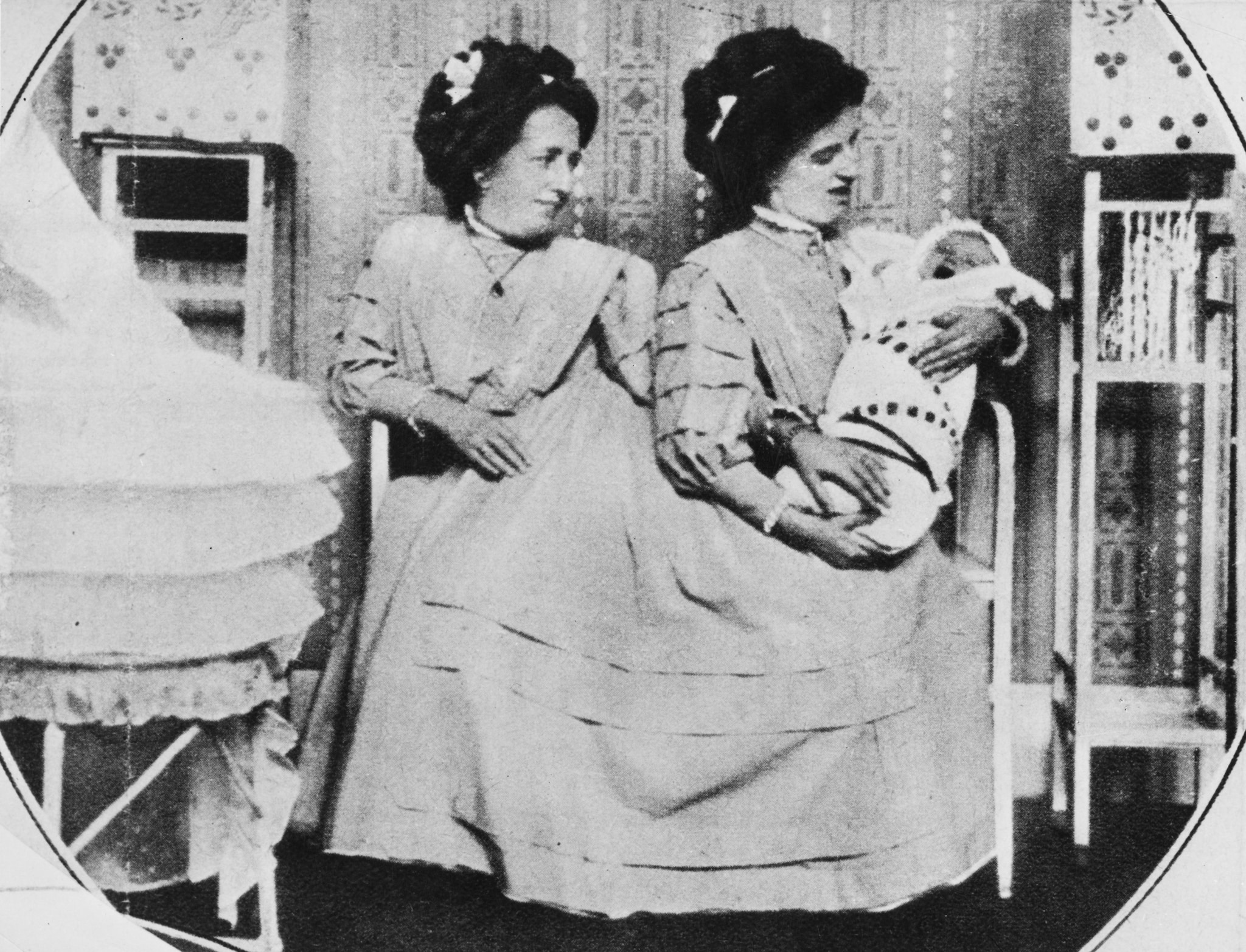 Le gemelle siamesi Rosa e Josepha Blažek con il piccolo Francis