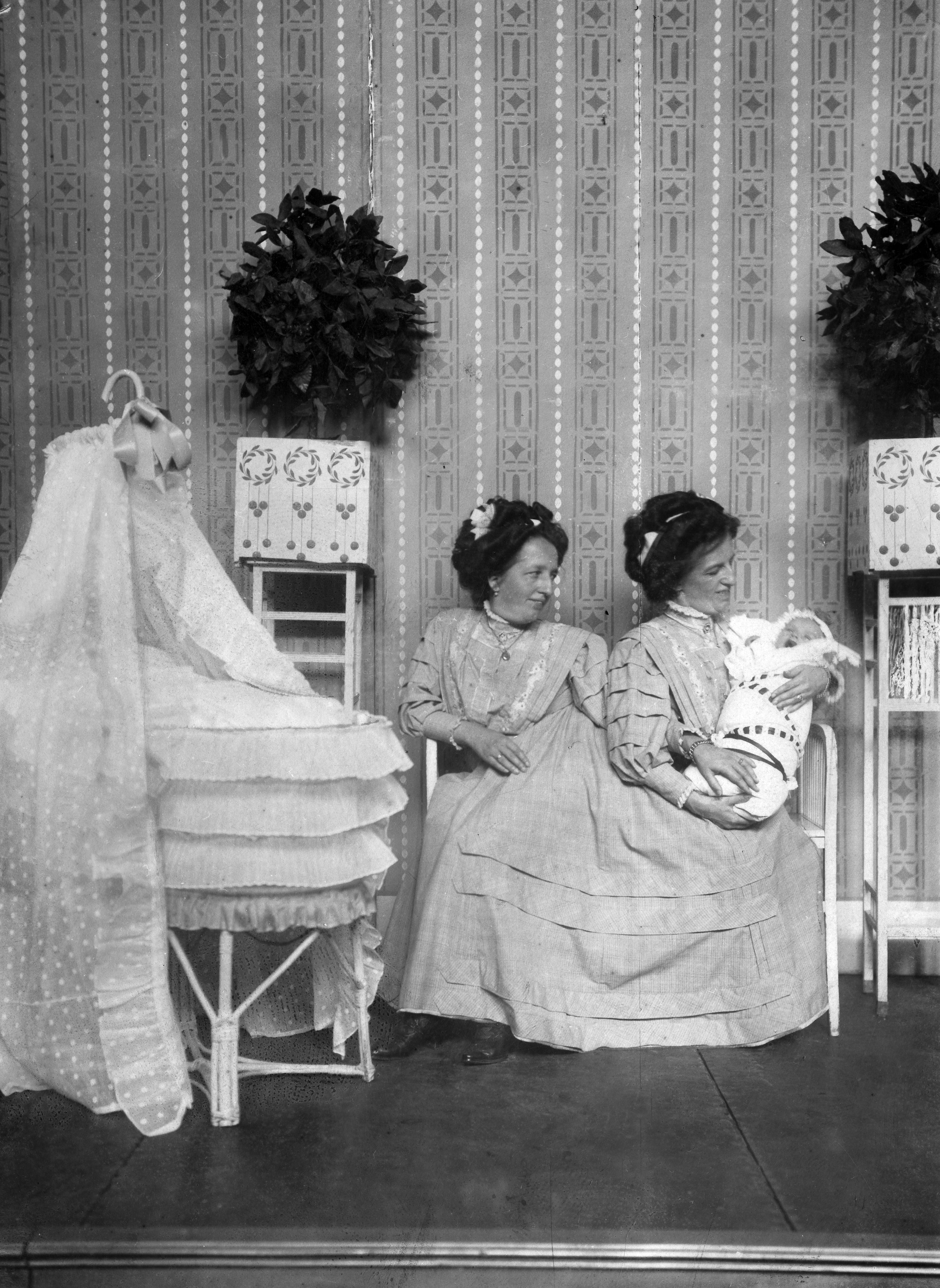 Una foto delle sorelle Blažek e del neonato Francis scattata nel 1901