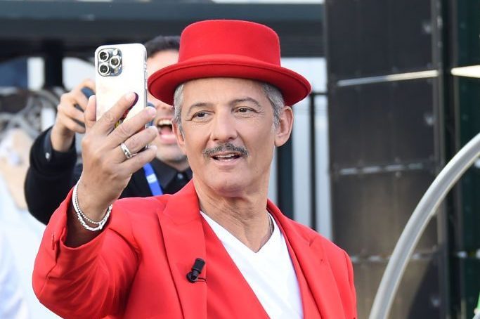 Fiorello ironizza sull'Auditel: "Stefano De Martino e Gerry Scotti? Un programma di 50 anni contro uno di 30"