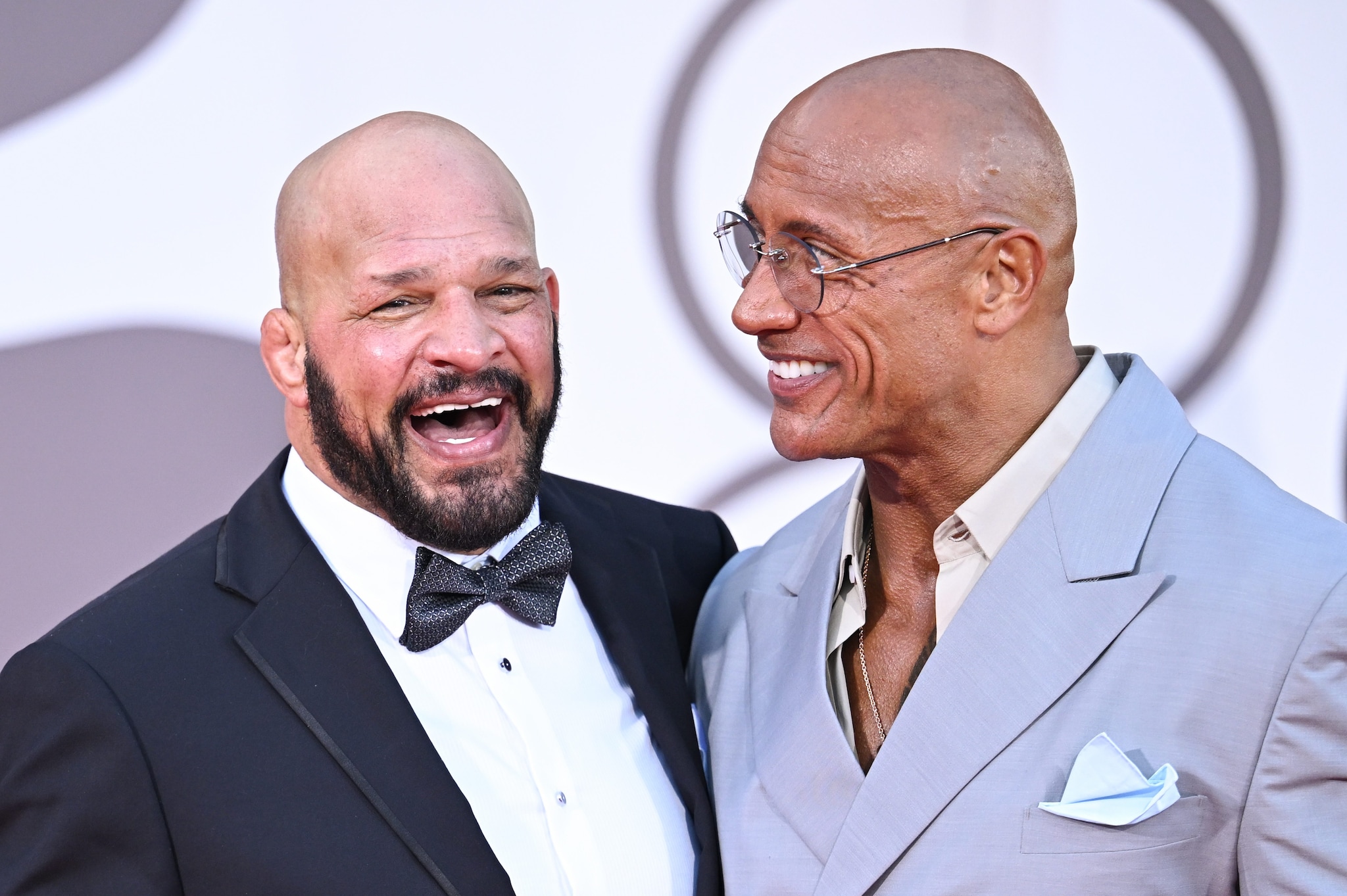 Dwayne Johnson con Mark Kerr a Venezia. Il film è ispirato alla vita del wrestler.